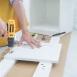 Chłodziarka przestaje działać, a pralka przecieka – naprawa czy wymiana?